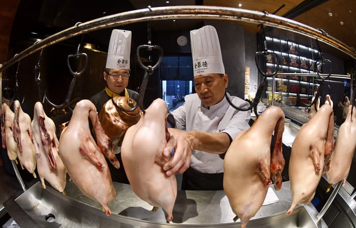 เป็ดปักกิ่งเฉวียนจวี้เต๋อ' รสชาติแห่งภูมิปัญญาอันรุ่งโรจน์จากรุ่นสู่รุ่น