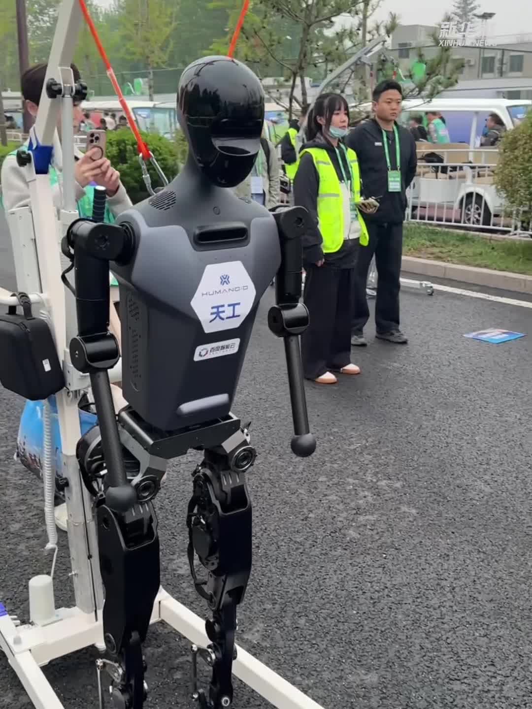 ไม่มีใครยอมใคร! ทัพหุ่นยนต์จีนชิงชัยศึก 'ฮาล์ฟมาราธอน