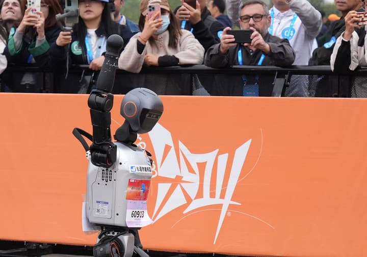 หุ่นยนต์จีน' ตบเท้าเข้าสนาม 'ฮาล์ฟมาราธอน' ในปักกิ่ง