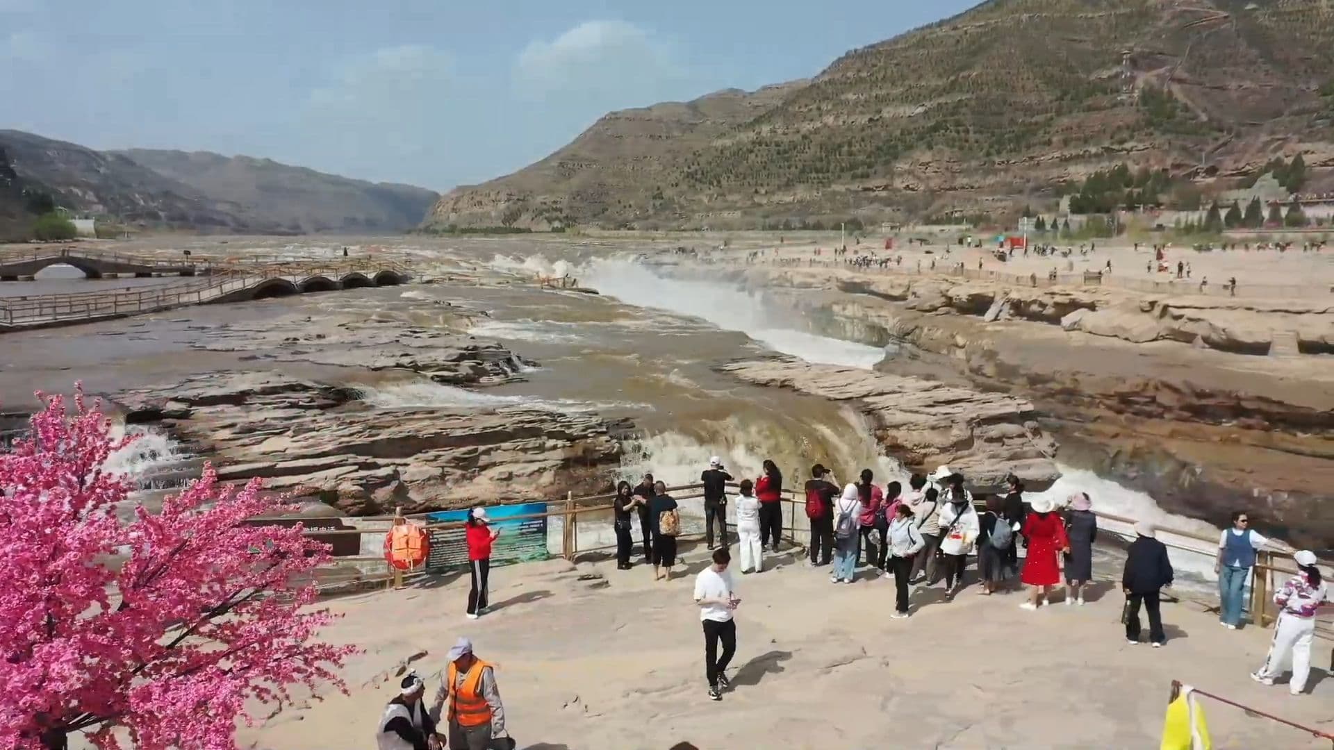 สีสันฤดูใบไม้ผลิประดับ 'น้ำตกหูโข่ว