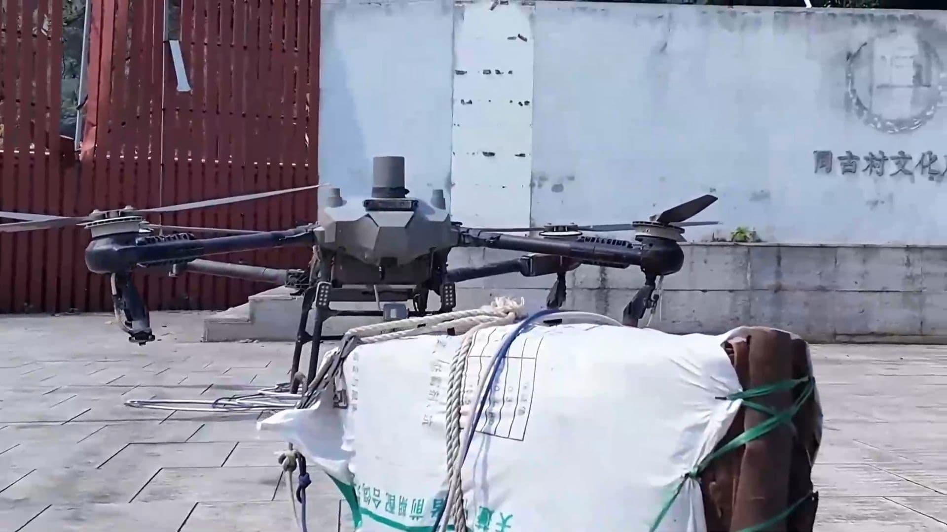 เกษตรกรกวางตุ้งใช้ 'โดรน' ขนส่งอบเชย ทุ่นแรง-ประหยัดเวลา