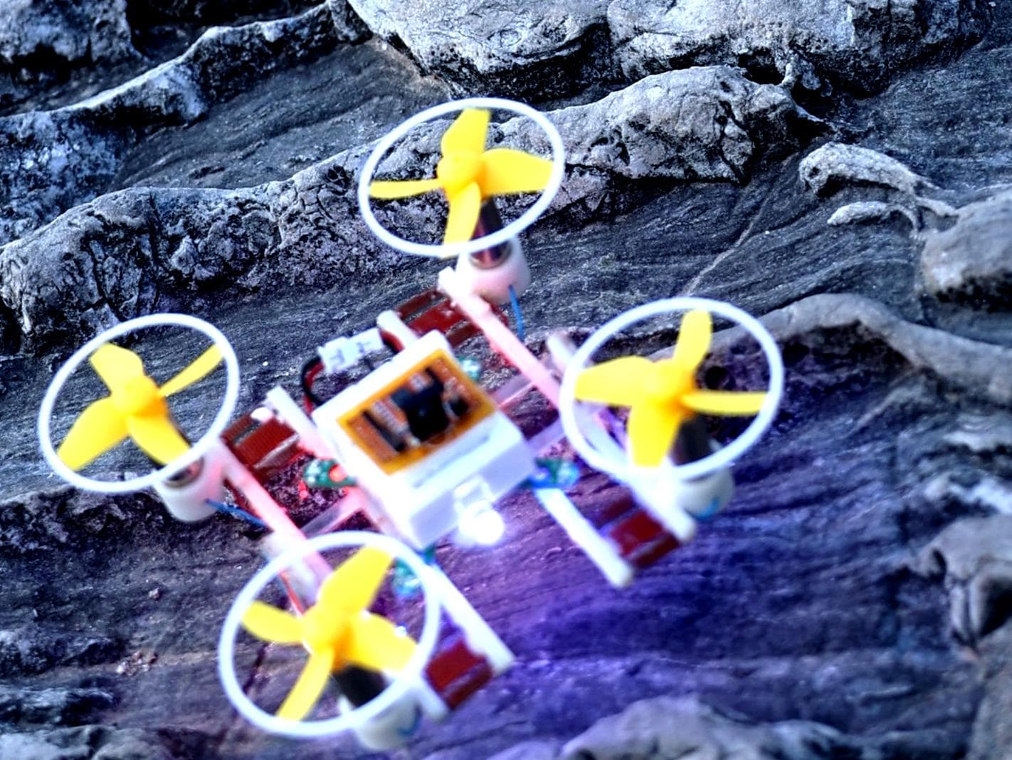 นักวิทย์จีนพัฒนา 'ทรานส์ฟอร์เมอร์จิ๋ว' หุ่นยนต์ไมโครเดิน-บินไร้สาย เล็กสุดในโลก