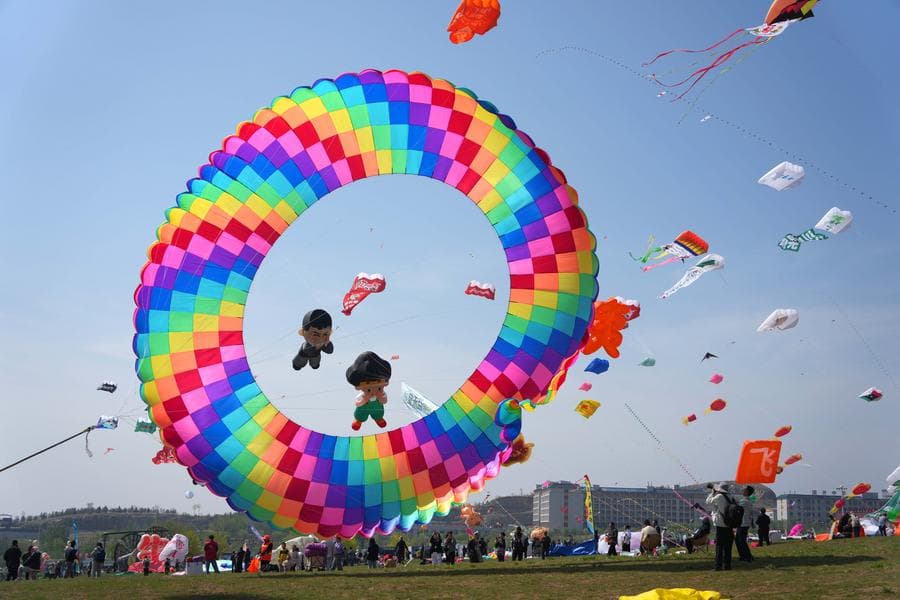 ทัพ 'ว่าว' สีสันสดใส ลอยล่องกลางฟ้าในเหวยฟาง