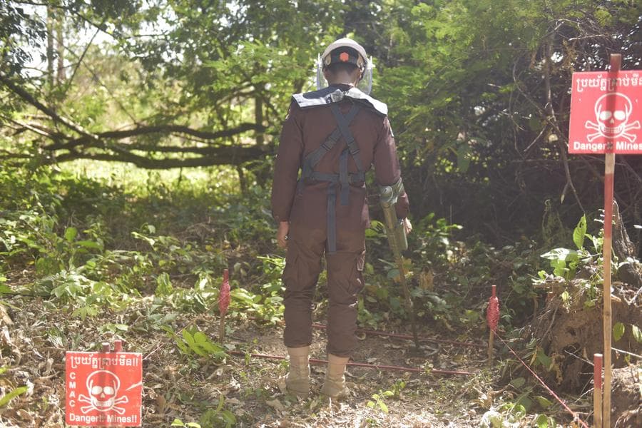 โรนิน' เจ้าหนูกู้ระเบิด สร้างสถิติโลกกินเนสส์ ดมเจอทุ่นระเบิดในกัมพูชากว่า 100 ลูก