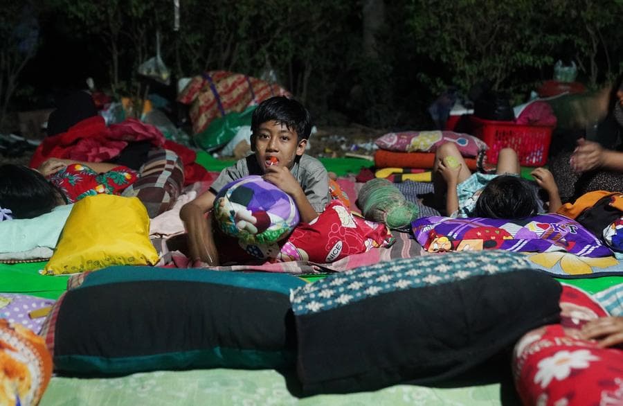 ผู้คนใช้ชีวิต-พักพิงริมทาง หลังแผ่นดินไหวในเมียนมา