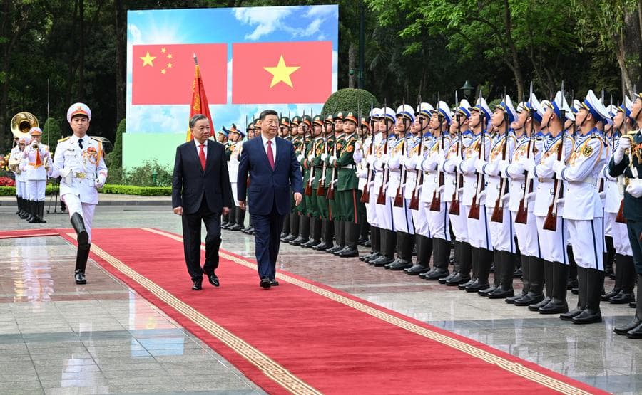 สีจิ้นผิงร่วมพิธีต้อนรับยิ่งใหญ่ จัดโดยโต เลิม ในฮานอย