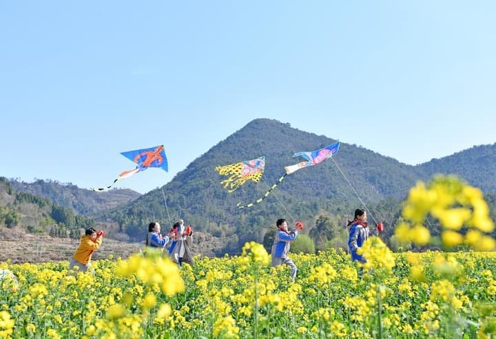 เด็กจีนเพลิดเพลินสนุกสนานยามฤดูใบไม้ผลิ