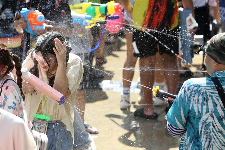 ผู้คนเล่นน้ำคึกคักสนุกสนาน ฉลองสงกรานต์ในกรุงเทพฯ