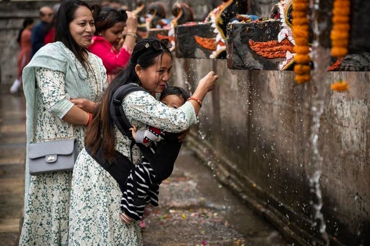 ชาวเนปาล 'อาบน้ำศักดิ์สิทธิ์' ชำระล้างจิตใจ ไร้โรคผิวหนัง