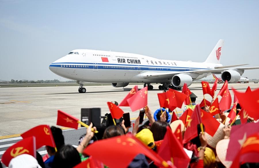 สีจิ้นผิงเดินทางถึงฮานอย เยือน 'เวียดนาม' อย่างเป็นทางการ