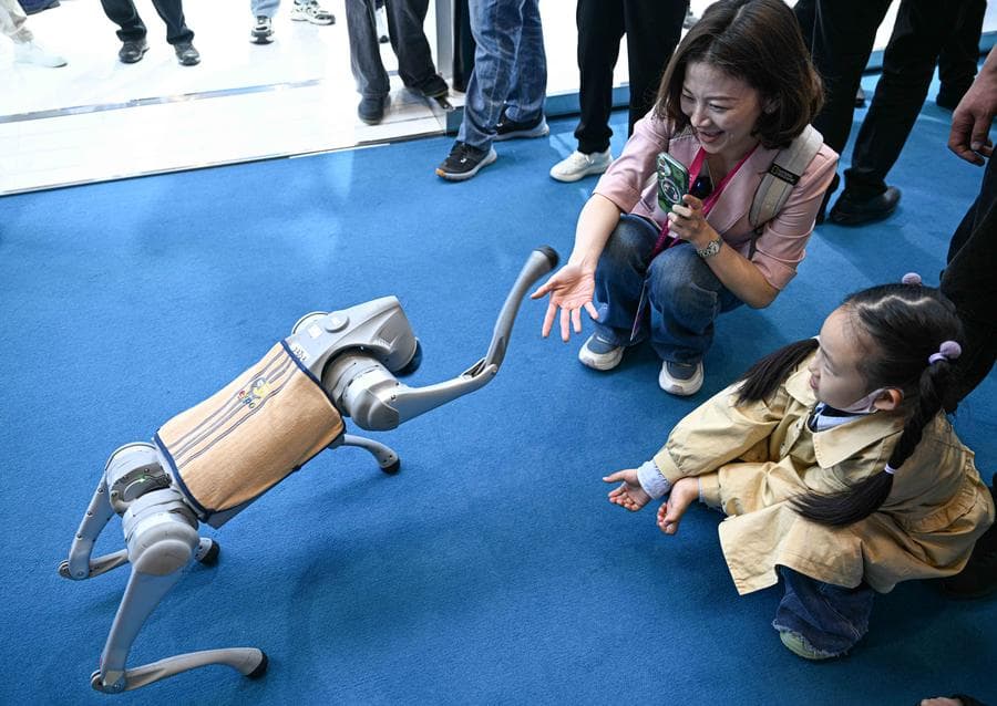 ส่องสารพัด 'หุ่นยนต์' งาน CICPE ในไหหลำ