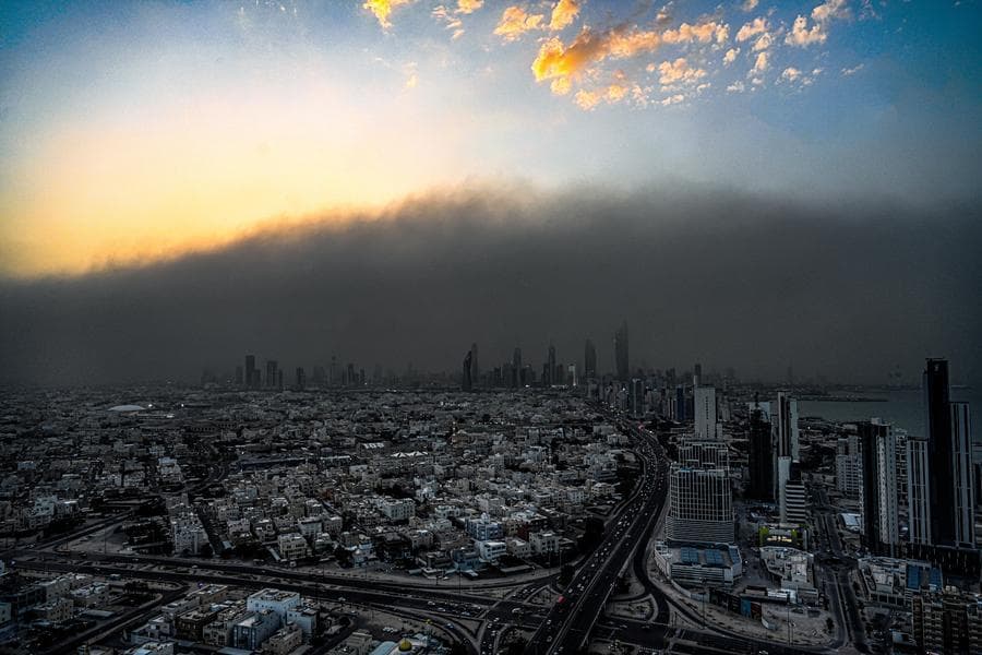 มืดฟ้ามัวดิน! พายุฝุ่นทรายลูกใหญ่ พัดถล่มเมืองหลวงคูเวต