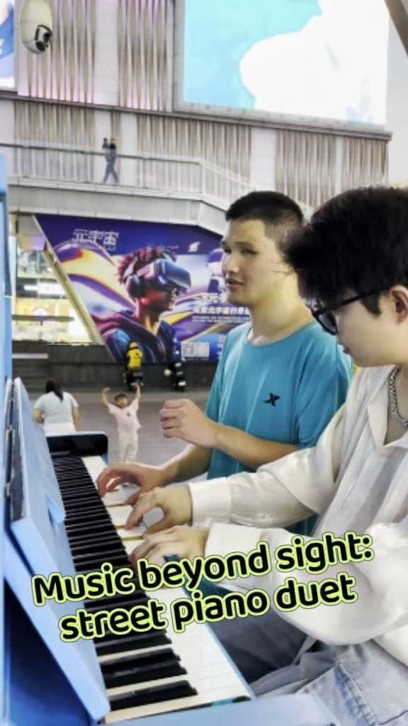 ดนตรีไร้ขีดจำกัด! ผู้พิการทางสายตาร่วมบรรเลงเปียโนสุดไพเราะในเซินเจิ้น