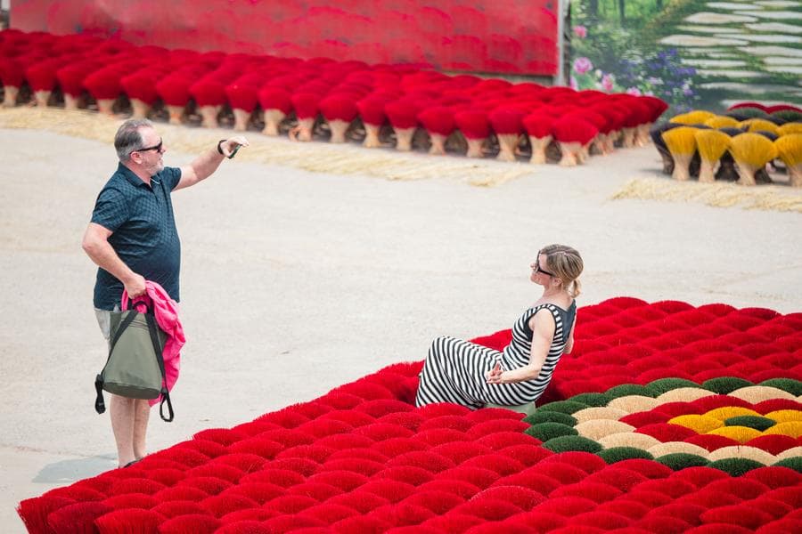 เยือนหมู่บ้านในเวียดนาม แหล่งผลิต 'ธูป' ก้านแดงเตะตา