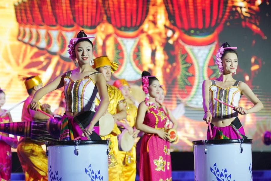 พายเรือมังกร ปล่อยโคมลอย ฉลองปีใหม่ในสิบสองปันนา