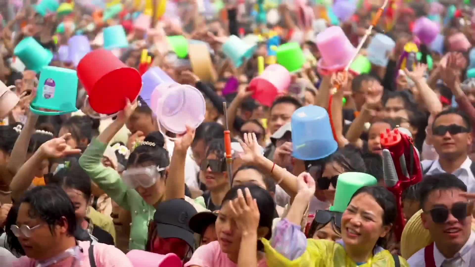 สนุกสุดเหวี่ยง! เมืองหมางซื่อในยูนนาน จัดฉลองเทศกาลสาดน้ำ