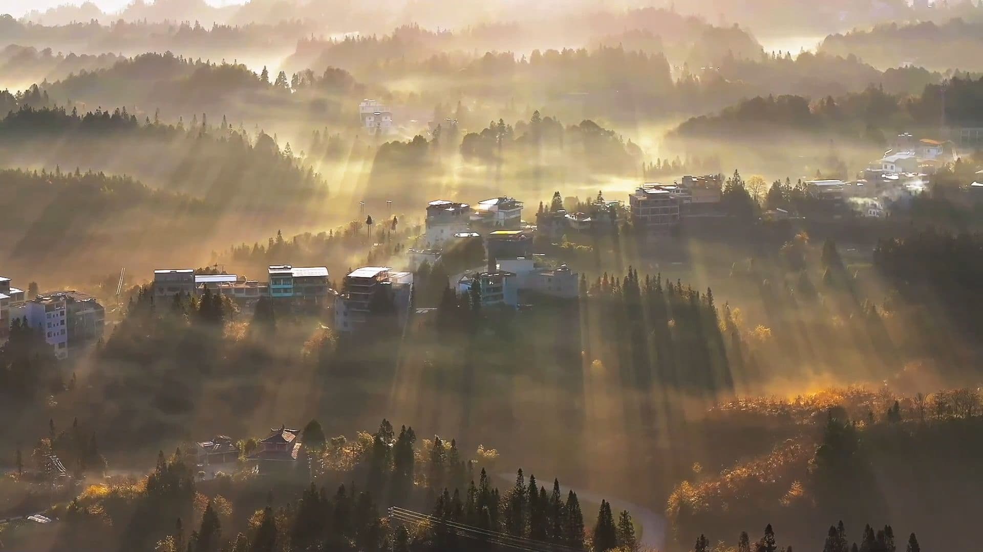 หมอกขาวห่ม แสงอรุณส่อง 'ภูเขาอูเหมิง' งามราวภาพวาดในยูนนาน