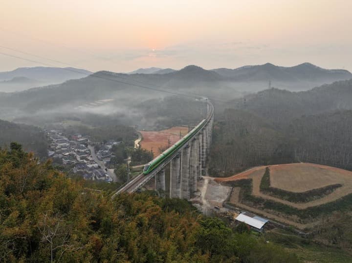 ทางรถไฟจีน-ลาว' ขนส่งผู้โดยสารข้ามแดนกว่า 4.8 แสนคนใน 2 ปี