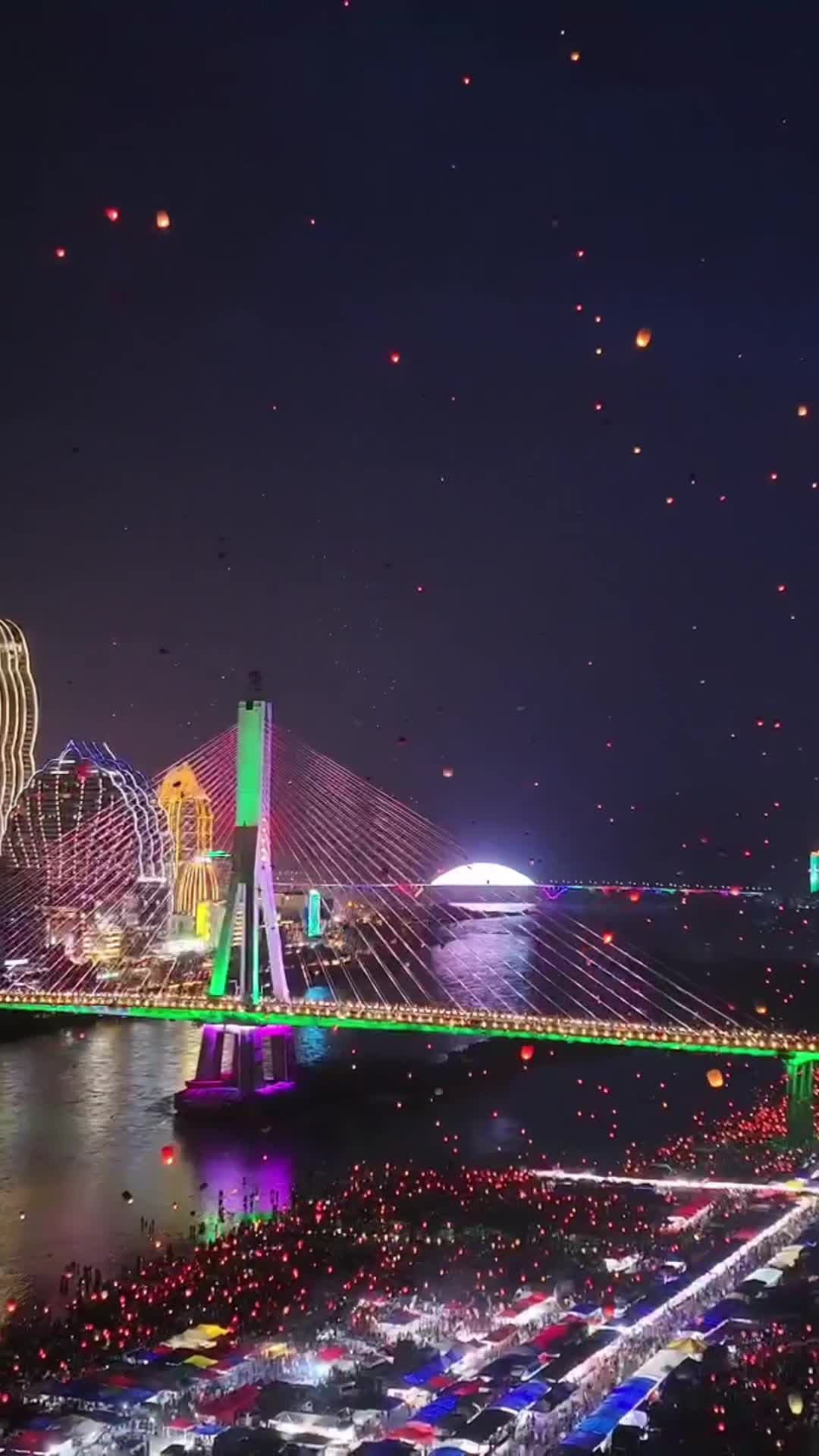 ปล่อยโคมลอยสว่างไสวกลางฟ้า ฉลองปีใหม่ชาวไทในสิบสองปันนา