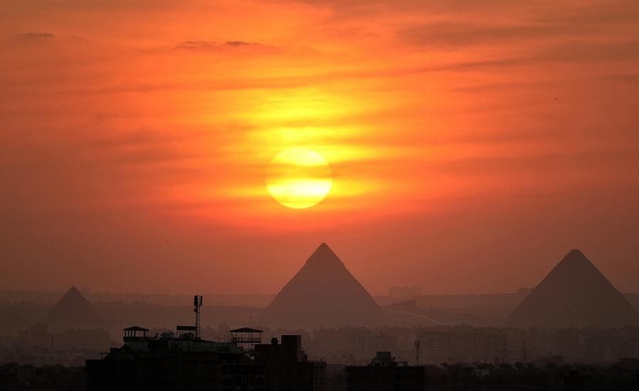 แสงตะวันอาบไล้ 'พีระมิดแห่งกีซา' ส่งท้ายวันในอียิปต์