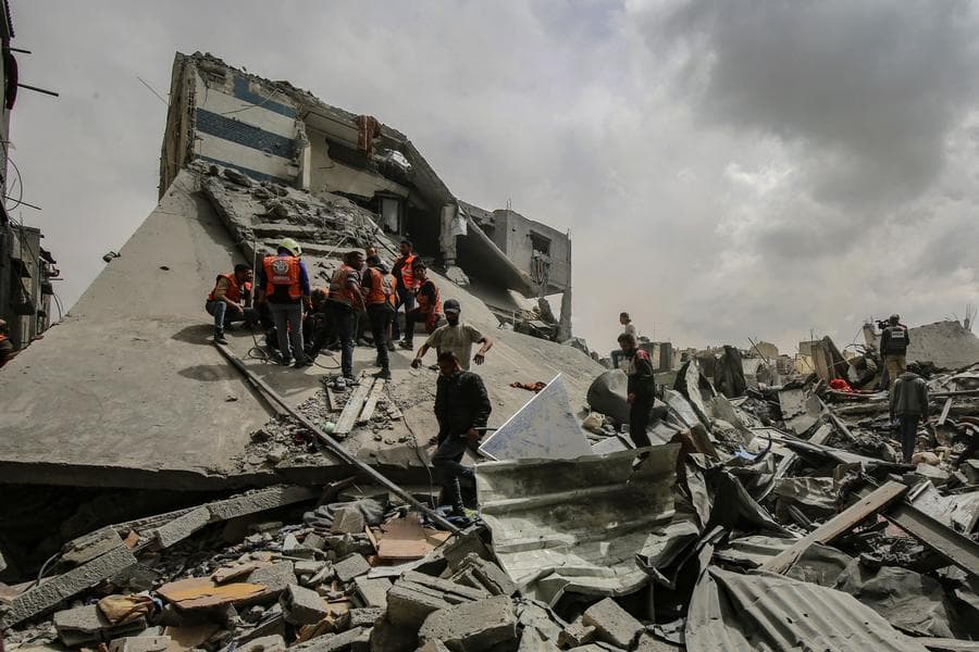 กู้ภัยเร่งค้นหาผู้รอดชีวิต กลางซากปรักหักพังในกาซา