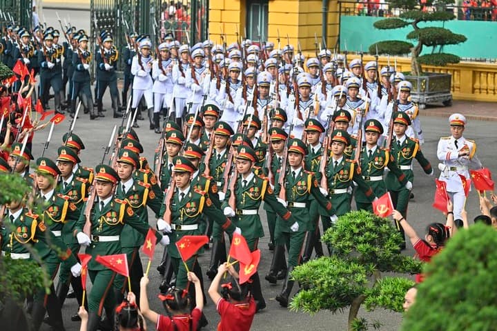 สีจิ้นผิงร่วมพิธีต้อนรับจัดโดยโต เลิม ในฮานอย
