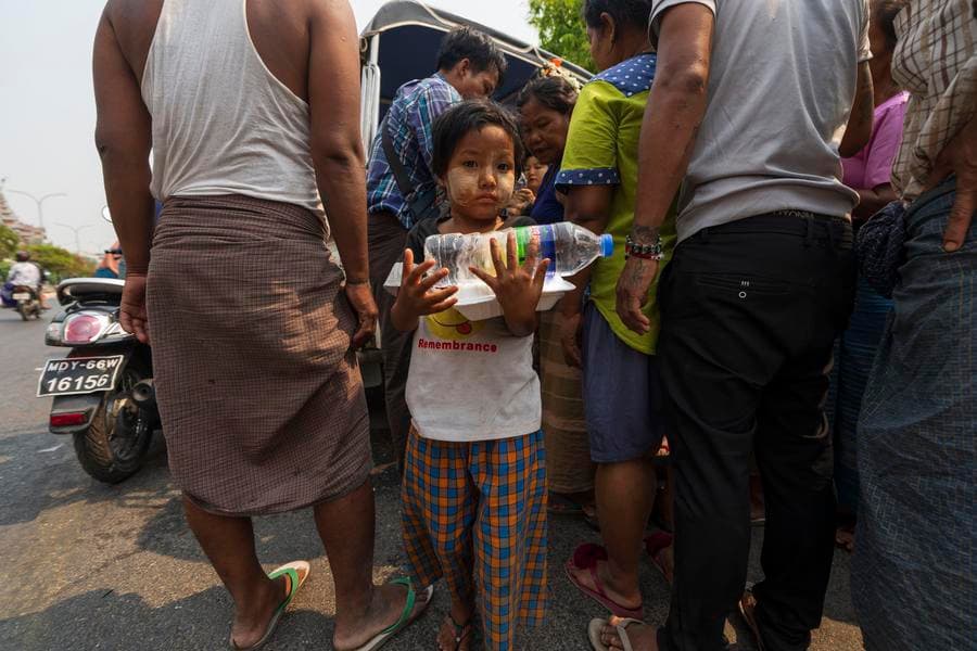 จีนส่งของช่วยเหลือฉุกเฉิน ชุด 8 ให้เมียนมา