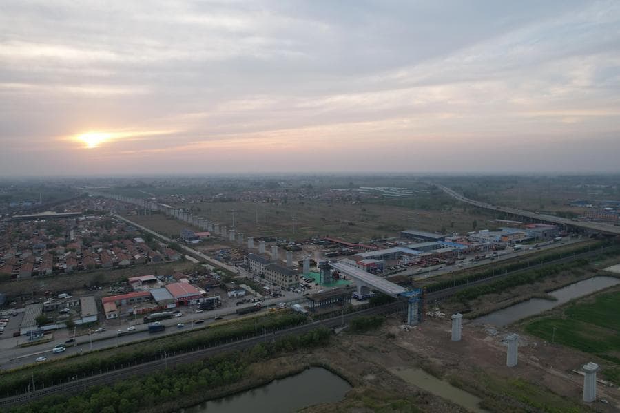 งานสร้าง 'สะพานหมุน' ของทางม้าเหล็กระหว่างเมืองในเหอเป่ย