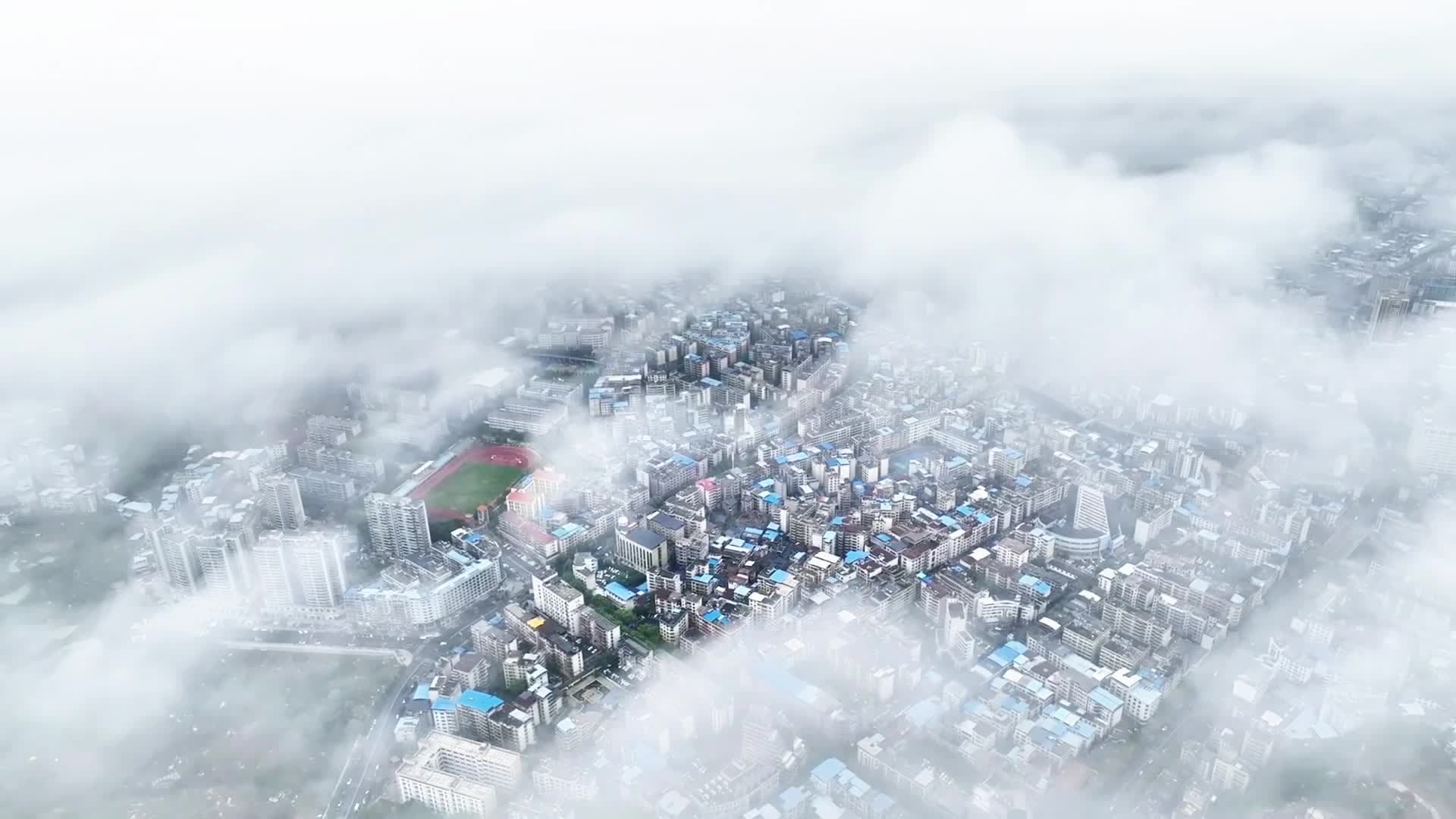 หมอกเมฆขาวลอยคลุมเมืองในหูหนาน