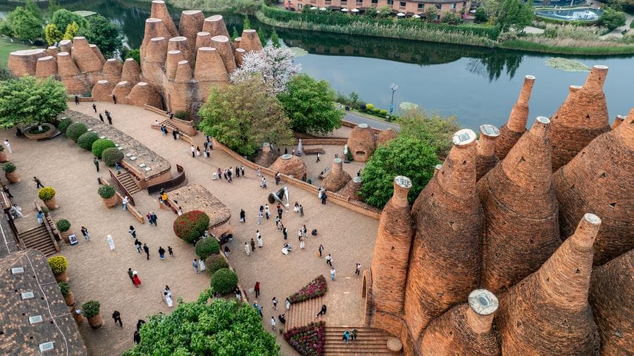 นักท่องเที่ยวเยือน 'หมีเล่อ' ชมแลนด์มาร์กในยูนนาน