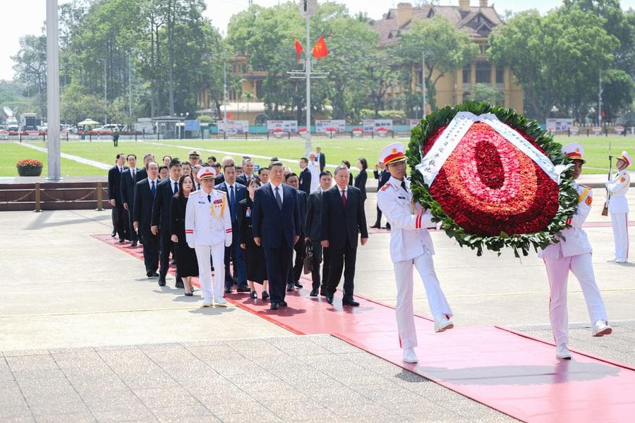 สีจิ้นผิงร่วมพิธีวางพวงหรีด ณ สุสานโฮจิมินห์