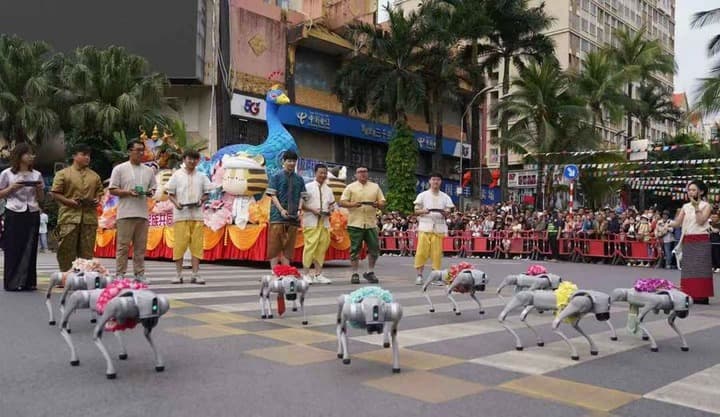 ทีม 'หุ่นยนต์สุนัข' ร่วมเดินขบวนแห่ ฉลองเทศกาลสาดน้ำในยูนนาน