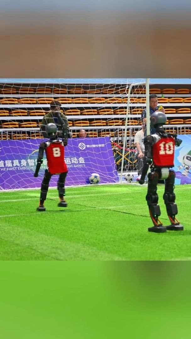 ศึกแข้งเหล็กแห่งอนาคต! หุ่นยนต์พลัง AI โชว์แข่งบอลเดือดในเจียงซู