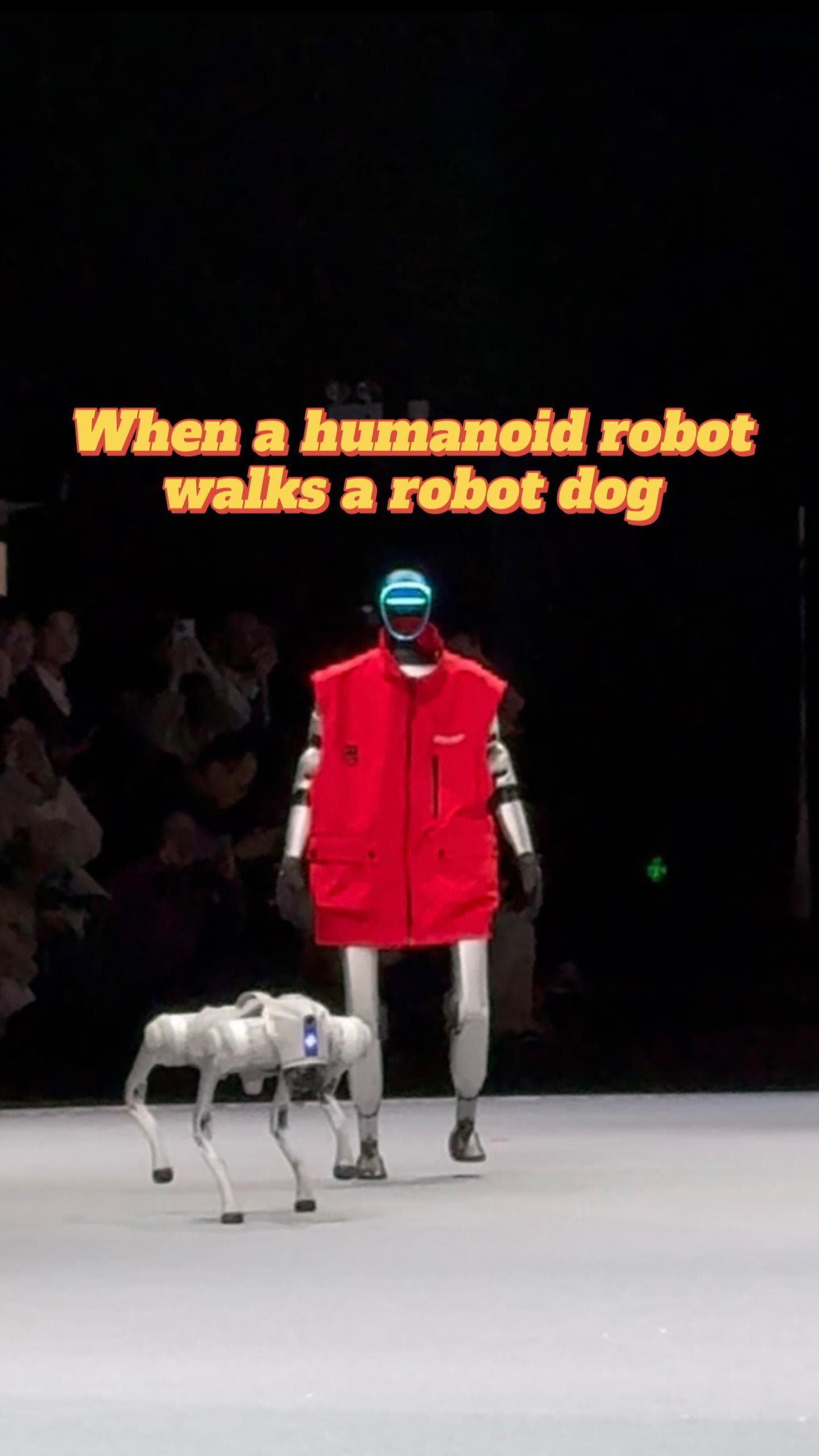 โลกอนาคต! นายแบบฮิวแมนนอยด์จูงหุ่นยนต์สุนัข เดินสับบนรันเวย์ในเซี่ยงไฮ้