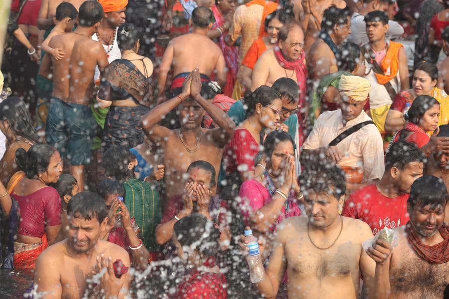 ชาวบังกลาเทศนับหมื่น 'อาบน้ำศักดิ์สิทธิ์' ในแม่น้ำพรหมบุตร