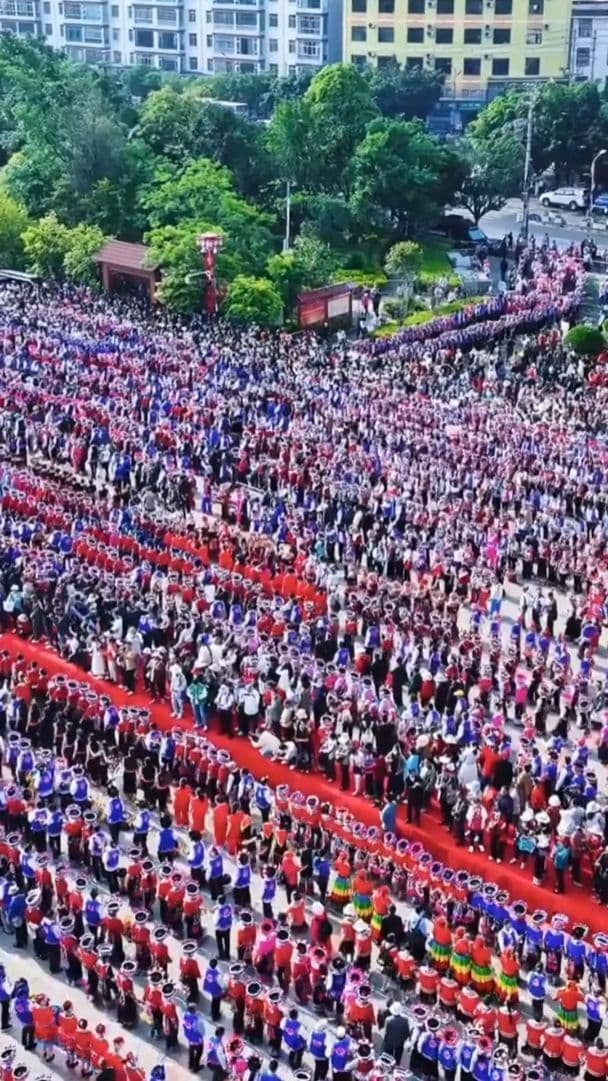 สุดยิ่งใหญ่! ผู้คนนับหมื่นร่วมแสดง 'ระบำเท้าซ้าย' ในยูนนาน