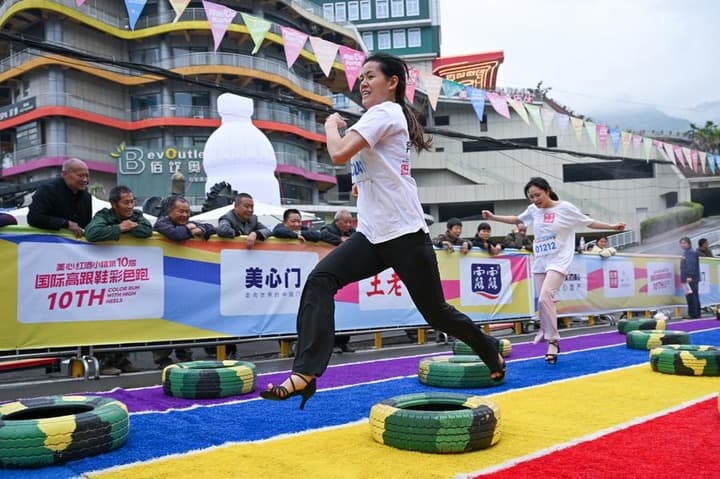 ฉงชิ่งแข่ง 'วิ่งส้นสูง' นานาชาติ เด็กไทยร่วมประชันฝีเท้า