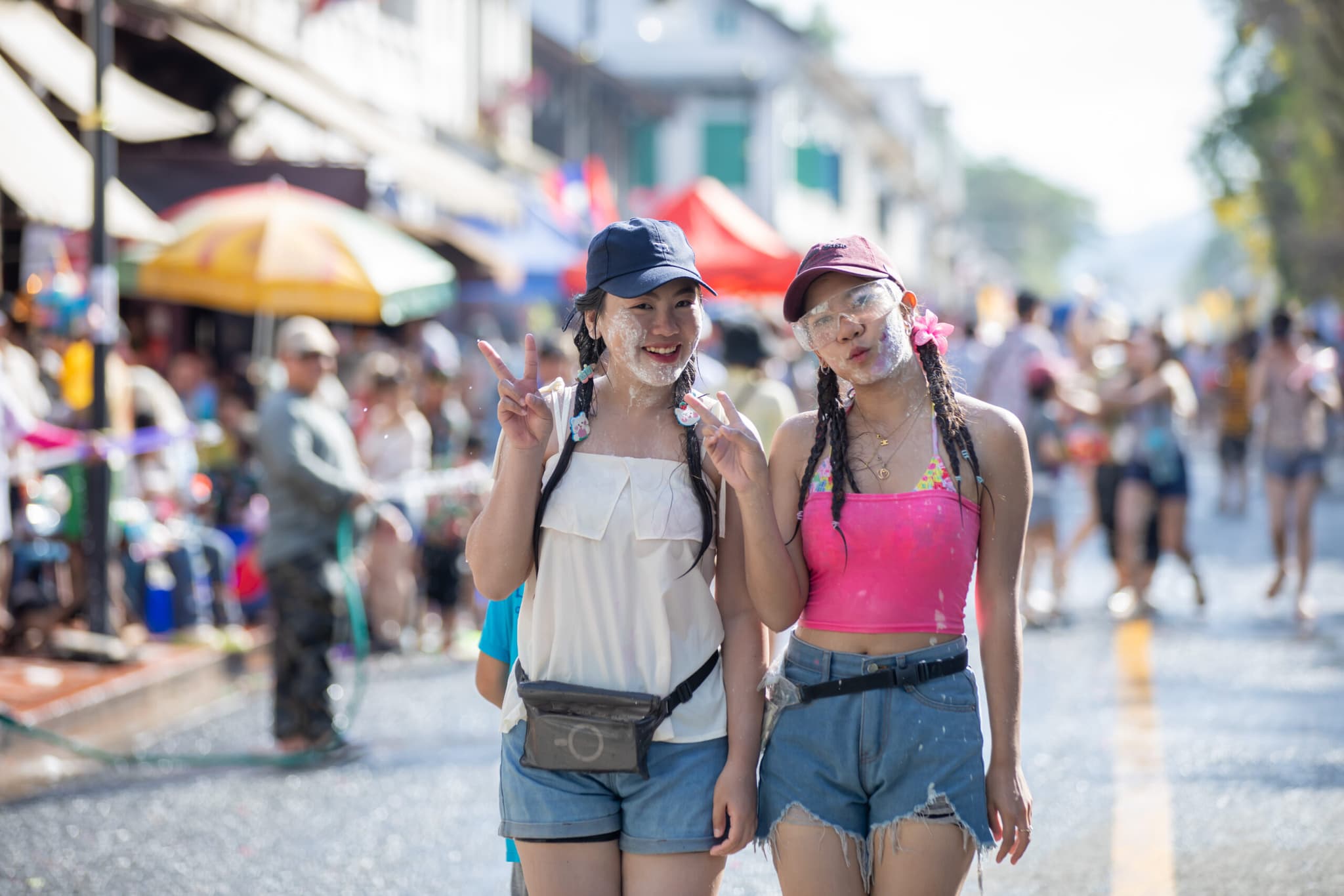 เก็บตกภาพชาวลาวฉลอง 'สงกรานต์' คึกคักในหลวงพระบาง