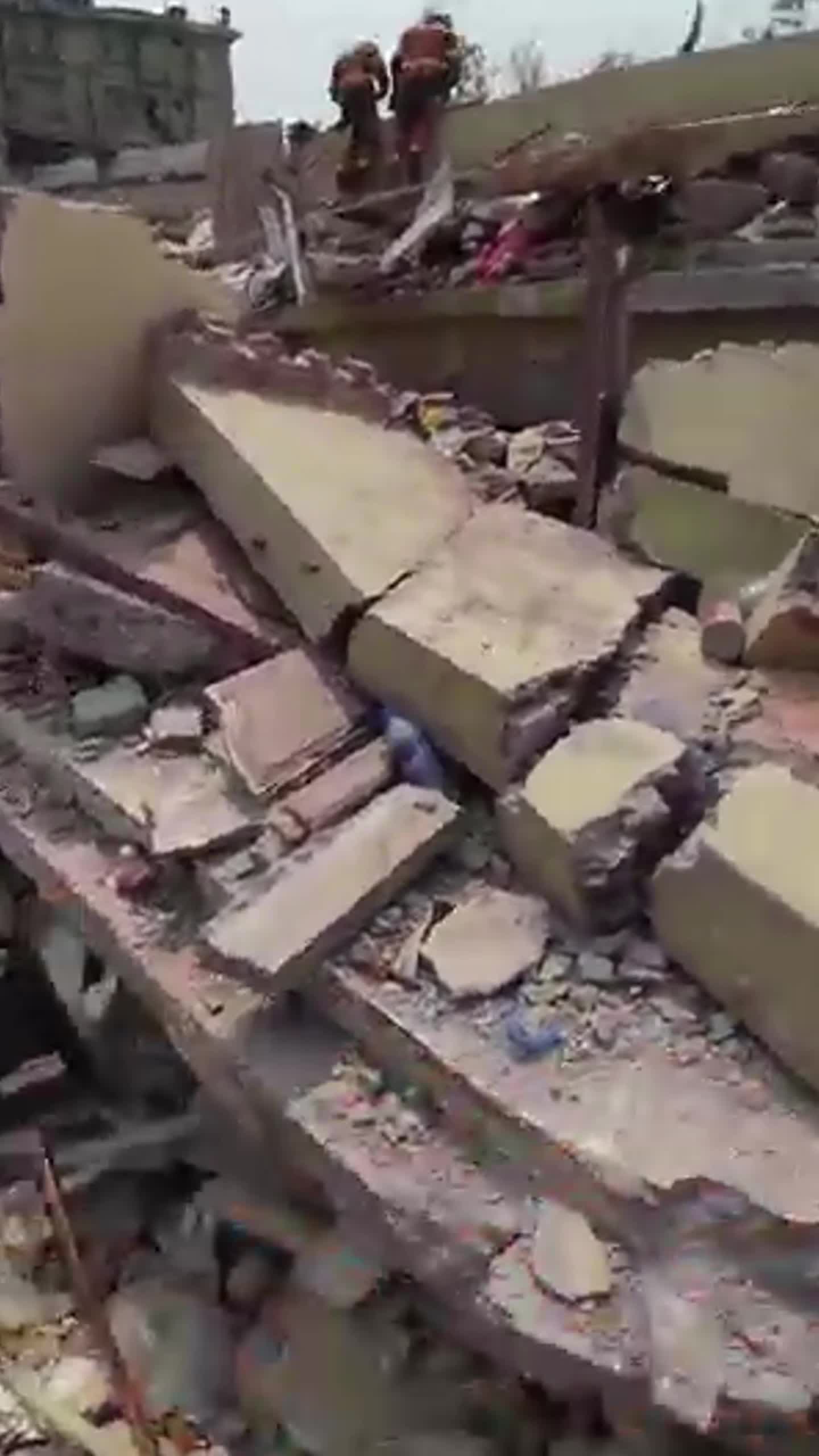 ติดตาม 'กู้ภัยจีน' สำรวจซากปรักหักพัง ค้นหาผู้รอดชีวิตเหตุแผ่นดินไหวในเมียนมา