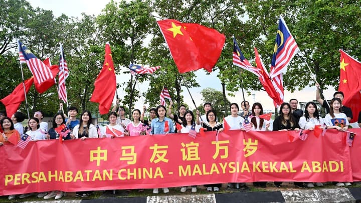 สีจิ้นผิงเดินทางถึงมาเลเซีย หวังกระชับมิตรภาพ ก้าวสู่ 50 ปีทองรอบใหม่