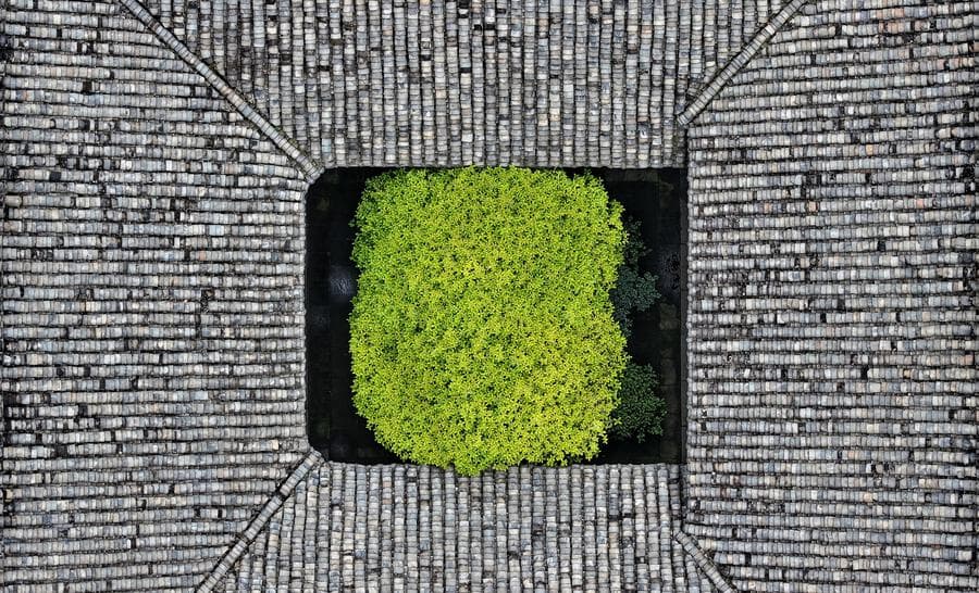 แมกไม้เขียวสดแต้มสีสัน 'เมืองโบราณ' พันปีในเสฉวน