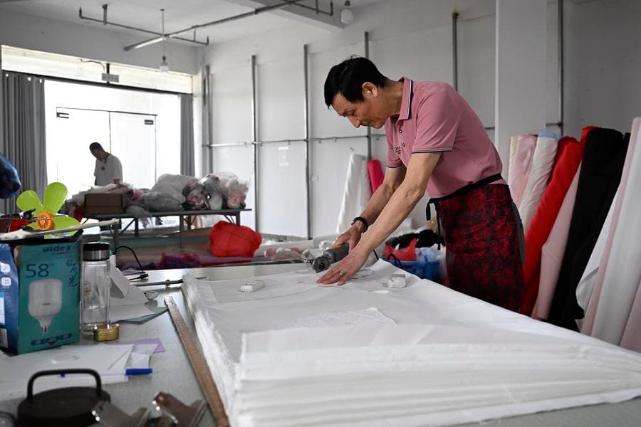 สำรวจฐานผลิต-ส่งออก 'ชุดแต่งงาน' อุตสาหกรรมทำเงินในอันฮุย