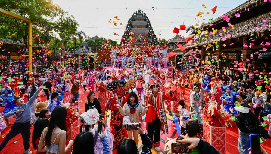 นักท่องเที่ยวร่วมสนุก 'พิธีวิวาห์ชาวจ้วง' แบบดั้งเดิมในกว่างซี