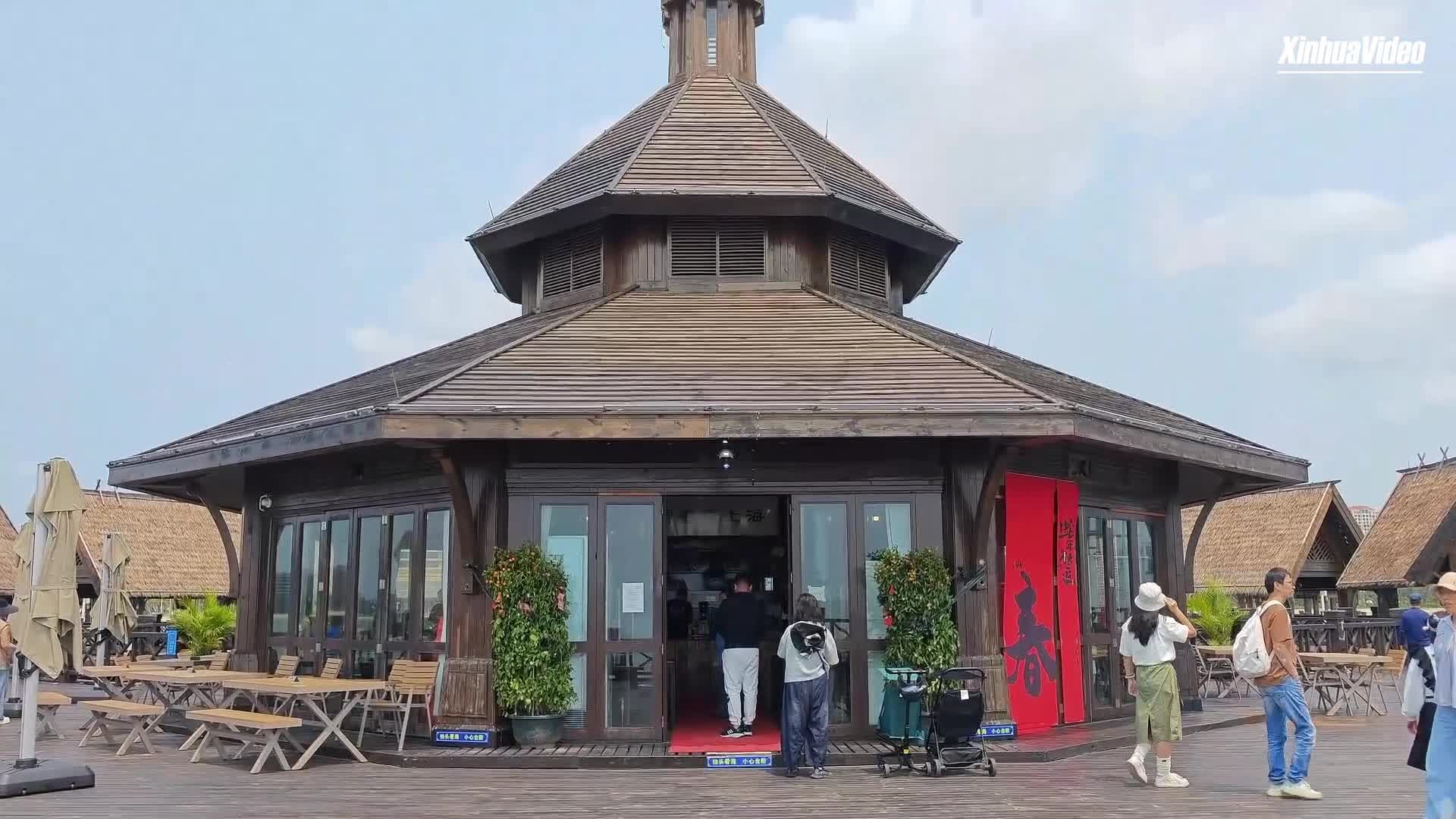 พาชม 'ห้องสมุดลอยน้ำ' แลนด์มาร์กนอกชายฝั่งไหหลำ