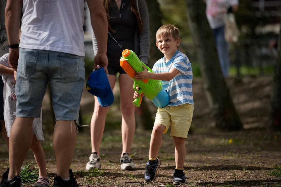 เด็ก-ผู้ใหญ่สาดน้ำสนุกสนานใน 'วันจันทร์เปียก' ประเพณีเก่าแก่ในโปแลนด์