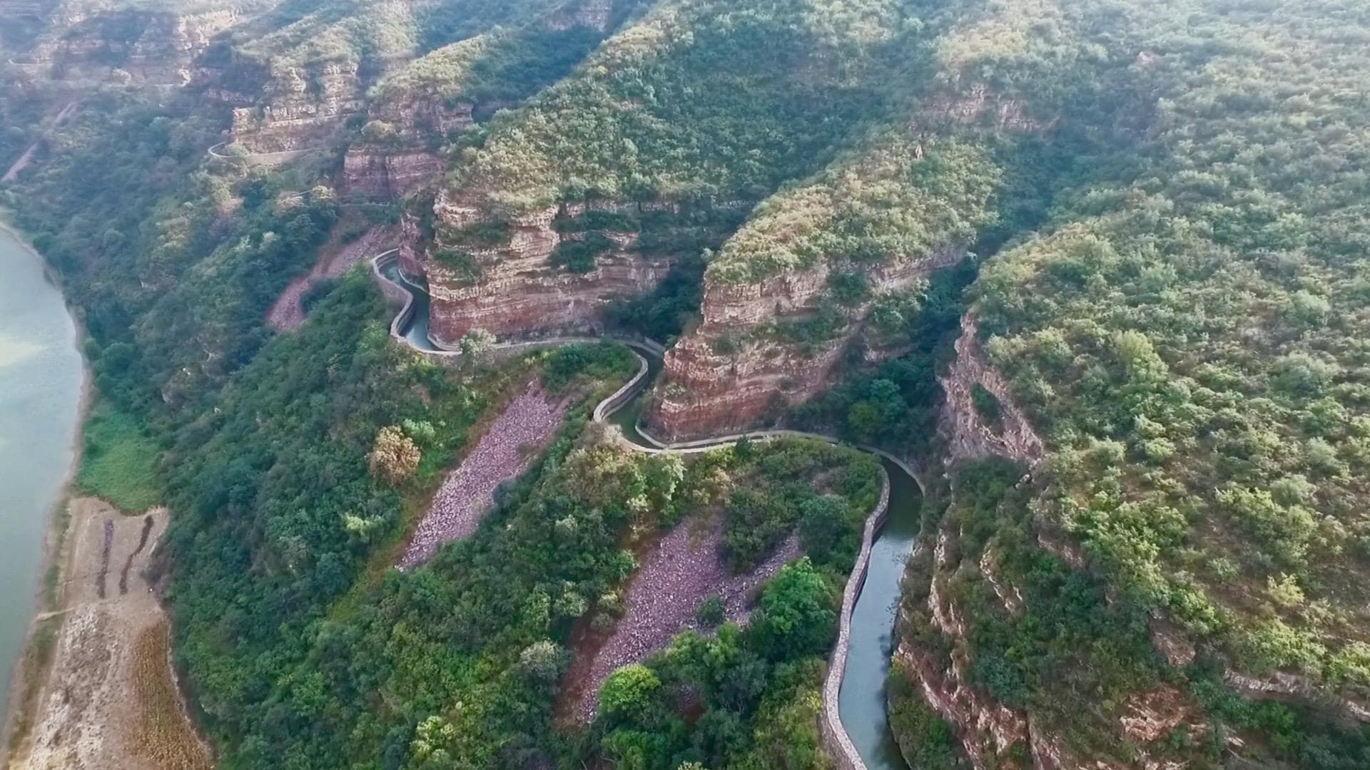 นั่งร่มร่อนชมคลองหงฉี 'แม่น้ำฝีมือมนุษย์กลางฟ้า