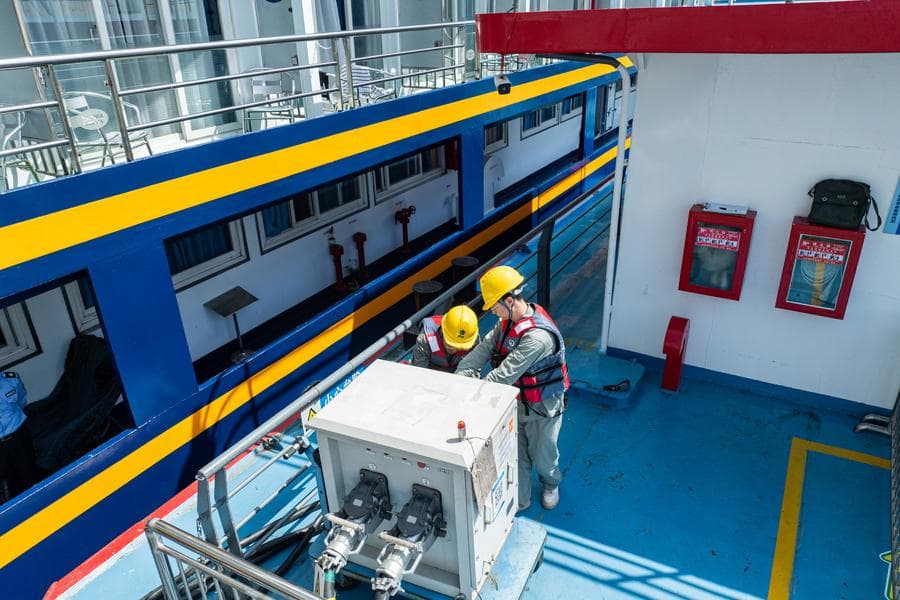 ท่าเรือในหูเป่ยใช้ 'เครื่องจ่ายไฟจากฝั่ง' ลดปล่อยก๊าซ รักษ์สิ่งแวดล้อม