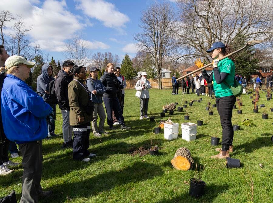 ชาวแคนาดาร่วมใจปลูกต้นไม้รับ 'วันคุ้มครองโลก