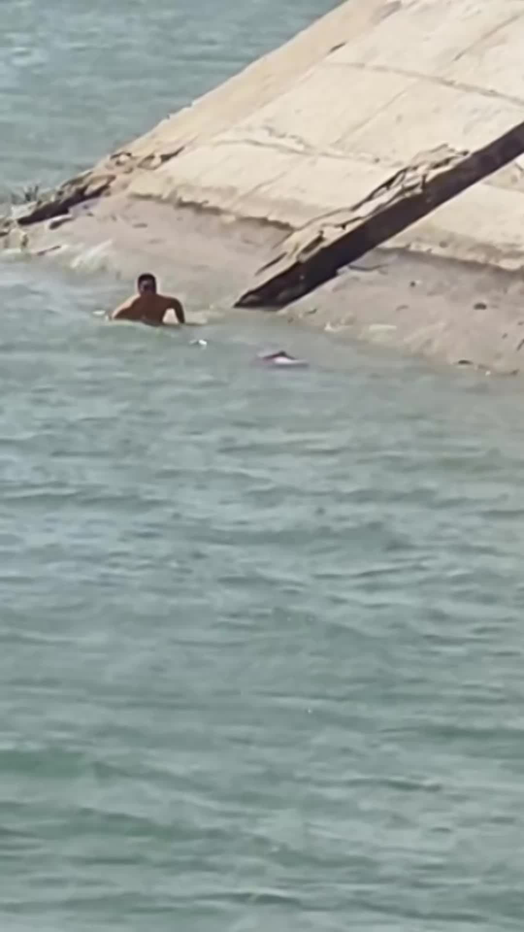 รอดหวุดหวิด! 3 พลเมืองดีโดดช่วยหญิงพลัดตกแม่น้ำเหลืองในซานซี