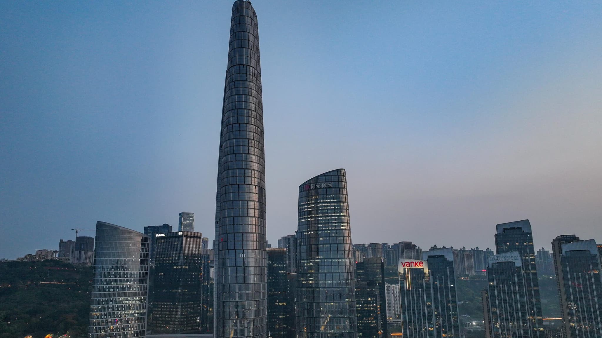 ตึกสูงระฟ้าแห่งใหม่ในฉงชิ่ง ติด 'กำแพงม่านกระจก' เสร็จสิ้น